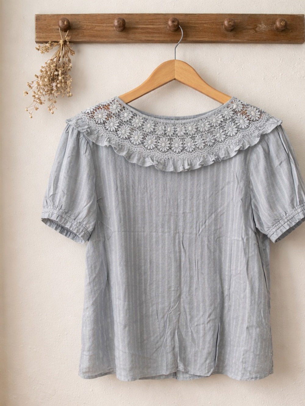 Heyson Light Gray Ruffled Lace Yoke Button-Front Women's Top size medium nwt - Picture 4 of 8